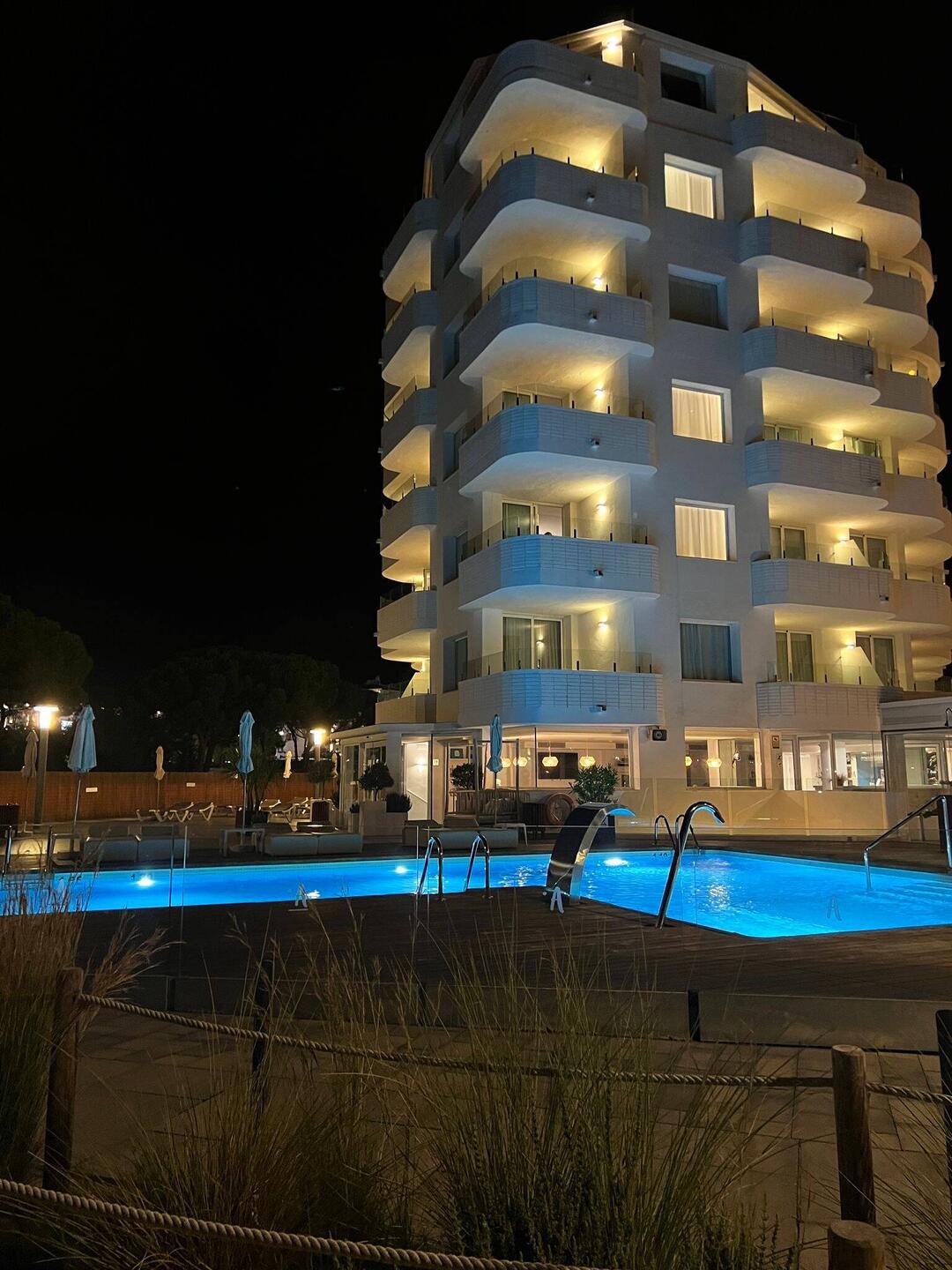 Entlang an den vielen Hotels...