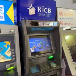 Ein hilfreicher Geldautomat, der viele kleine Scheine herausgab.