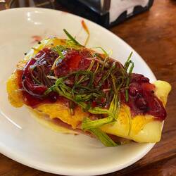 Patatas con queso y jamón