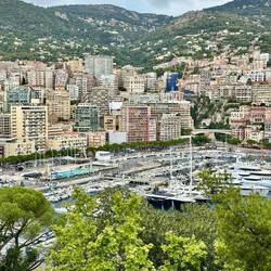 Die Häuser am Berg rechts gehören zu Monte Carlo