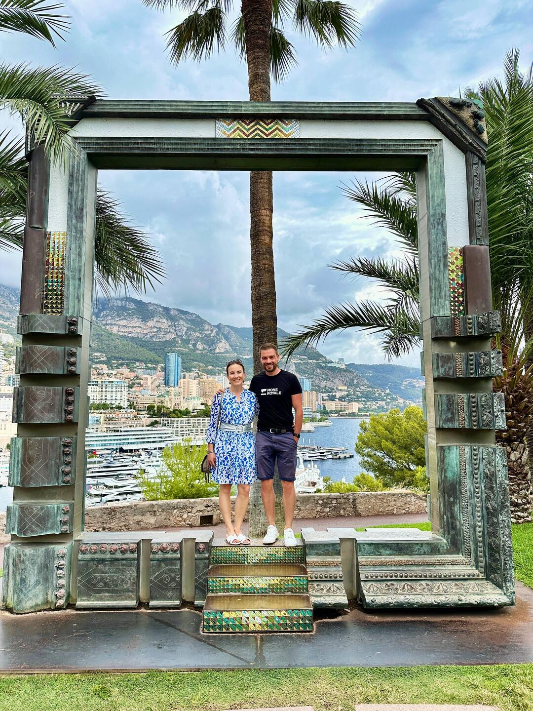 Der Blick auf den Hafen im Hintergrund