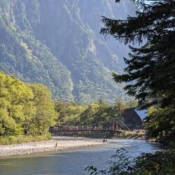 Blick auf die Kappa-bashi Bridge