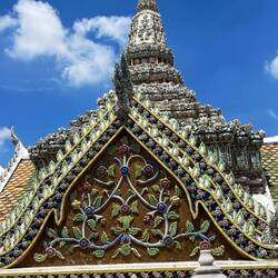 They "recycled" Chinese porcelain that broke to create artwork