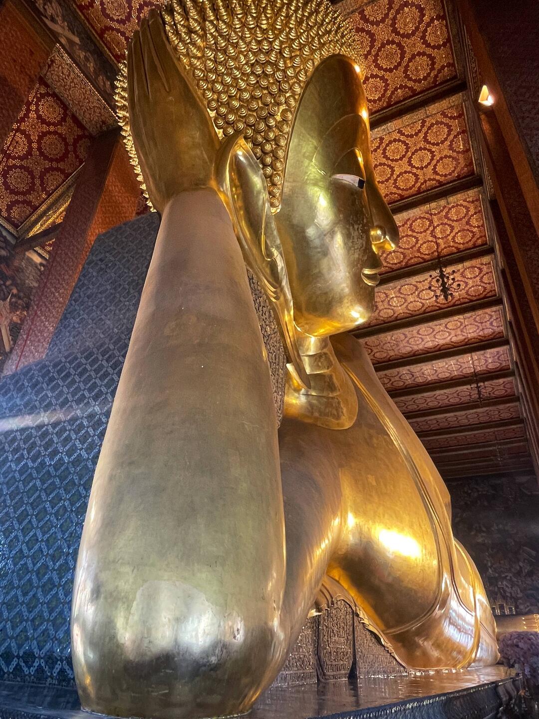 Reclining Buddha - huge!