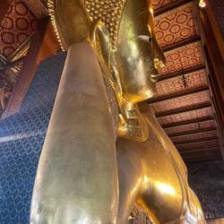 Reclining Buddha - huge!