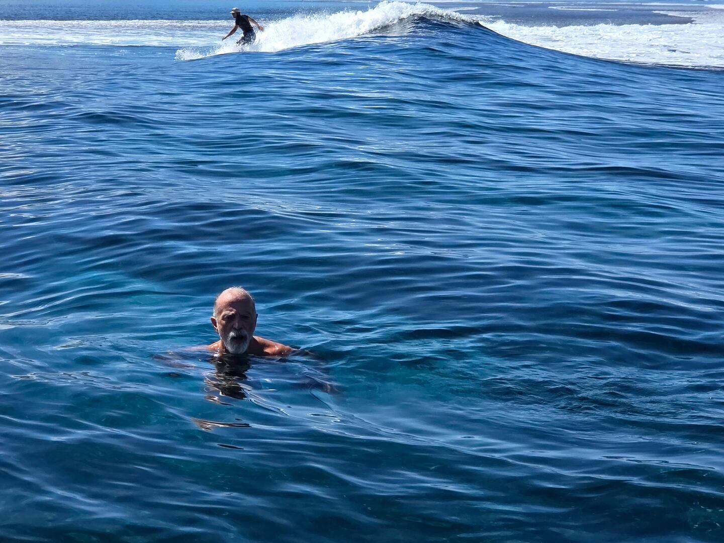 Bain à côté des surfeurs