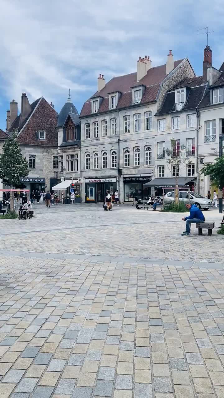 El centro de la ciudad, típico francés, muros de piedra