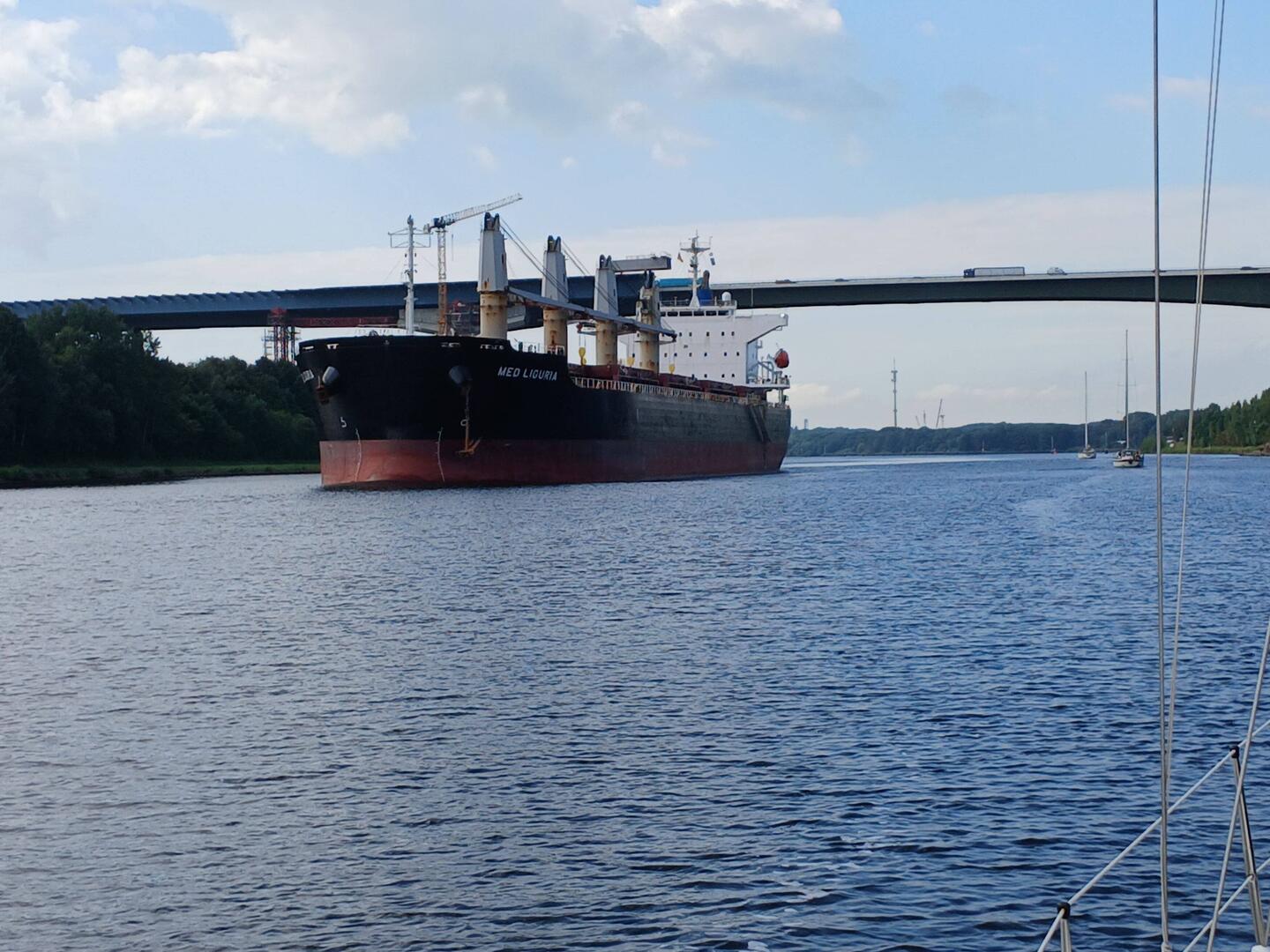 Dicker Pott unter der Autobahn Brücke Rendsburg