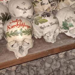 die Schädel werden nach einiger Ruhezeit aus den Gräbern entnommen, bemalt und hier sufbewahrt