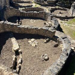Circular housing, with fireplace, platform and drainage channel