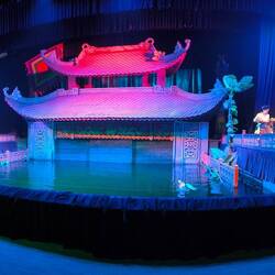 rechts und links der Bühne das Orchester