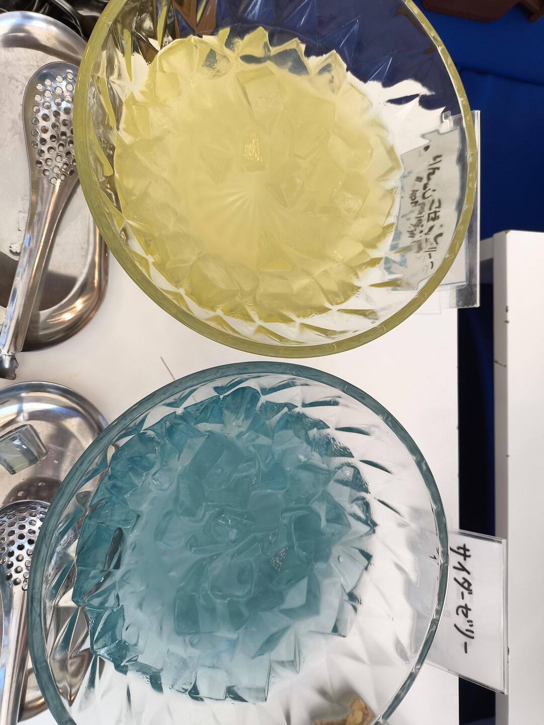 Apfelgelee und noch ein blaues was auch immer Gelee zum Frühstück