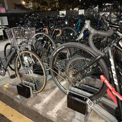 Fahrradparkplatz mit Ticketautomat