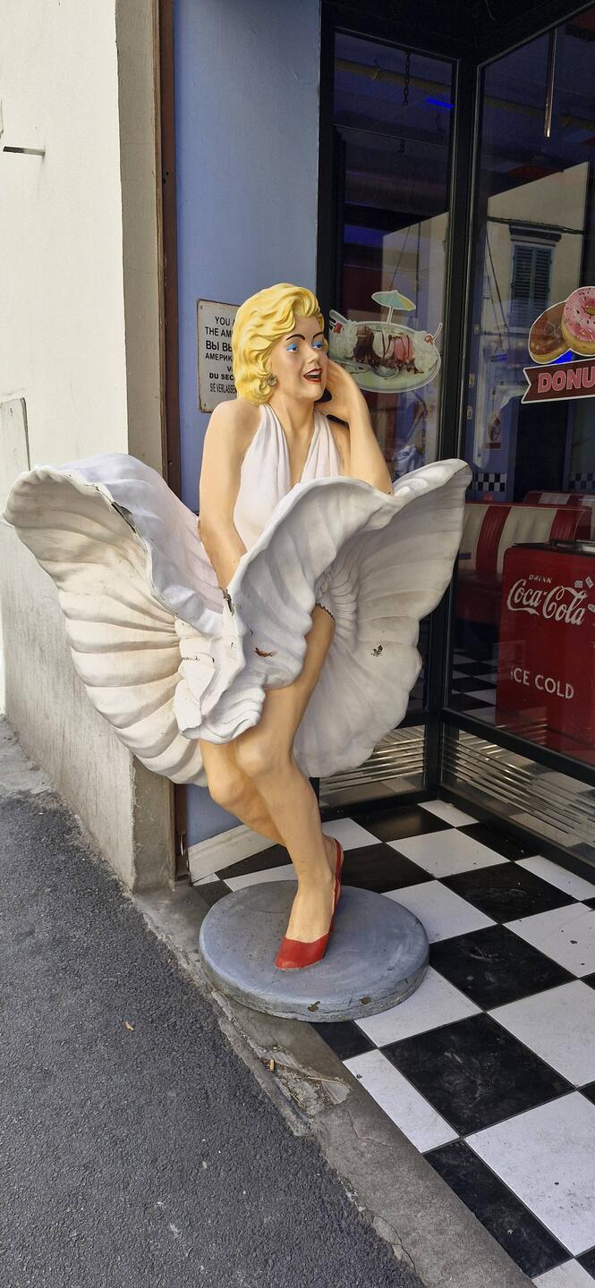 Met Marilyn on the way to meet David!