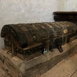 Opferstock, schwer zu knacken🧨, unmöglich wegzutragen. Wofür alte Seekisten doch praktisch sind🤭