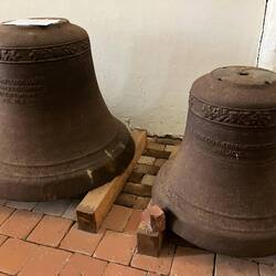 2. und 3.grösste alte Glocken. beide 1924 gegossen, 700 und 350kg