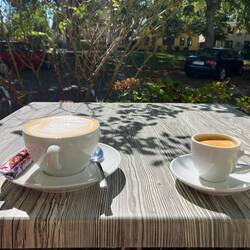 nach unserem Campersandwich zum "Zmittag" ein Kaffee am Marktplatz