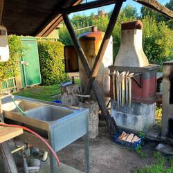 In der Camping eigenen Räucherei ist schon Hochbetrieb