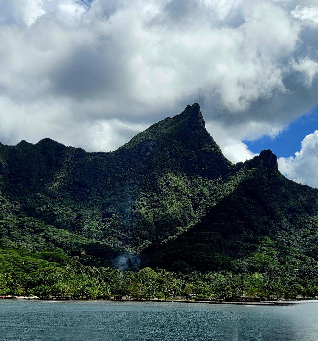 Arrivée sur Moorea. Port de Vaiare
