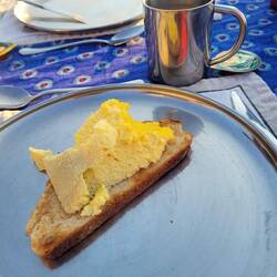 Selbst Toast und Rührei.