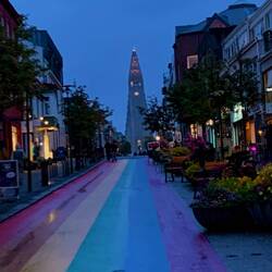 Regenbogenstrasse zur Kirche