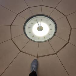 Die Bodenuhr im Hotel