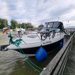 Das sieht so komisch aus - die klappbaren Velos auf den Jachten angebunden😆