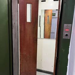 Trau ich dem Aufzug? Die inneren Türen müssen selber geschlossen werden.