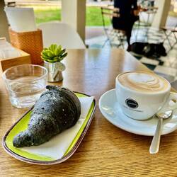 Das schnelle Frühstück - das schwarze Croissant wollte ich mal probieren