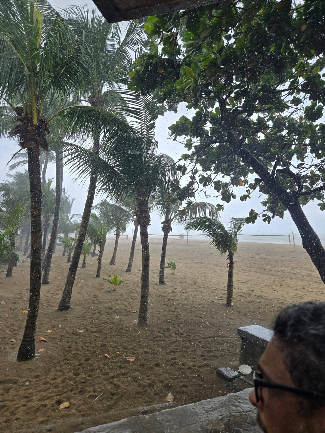 Regen am Strand, also unterstellen am Kiosk