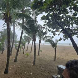 Regen am Strand, also unterstellen am Kiosk