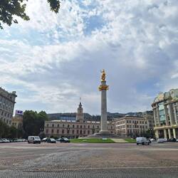 Freiheitsplatz. Einen fast verkehrsfreien Augenblick erwischt...