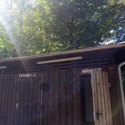 Toilette vor der Befreiungshalle