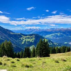 Blick ins Vorderrheintal, rechts im Bild die Rheinschlucht