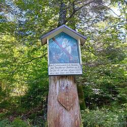 ein Marterl auf dem Wanderweg