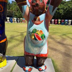 The bear from Colombia 🇨🇴, presumably representing a fruit seller from Cartagena.