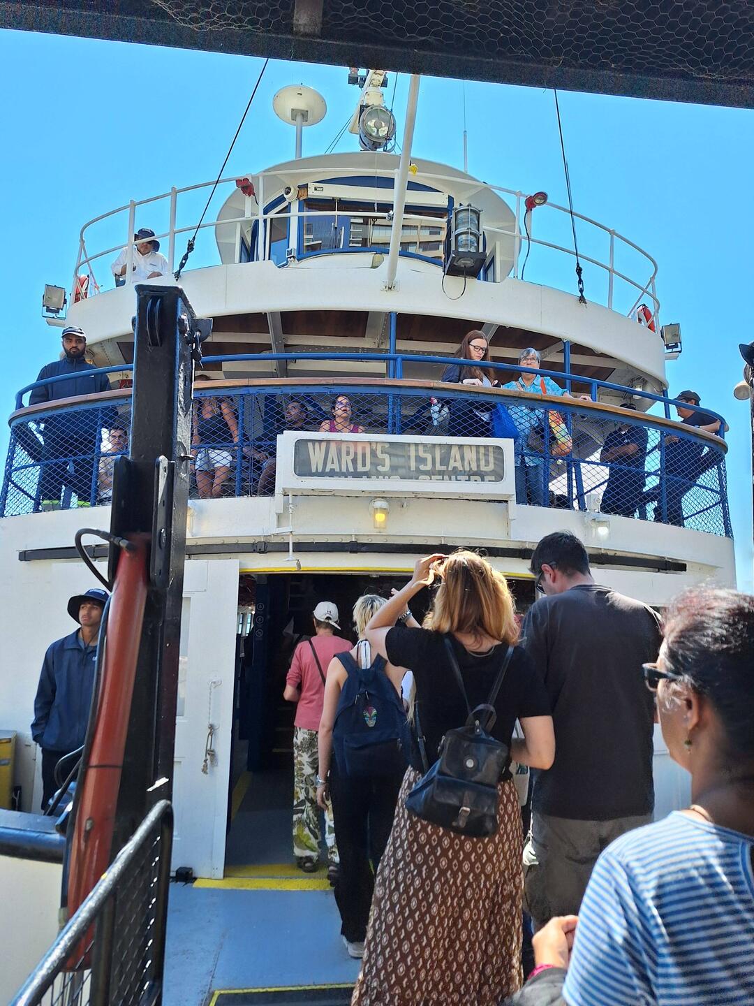 ab uf d Fähra noch Ward's Island