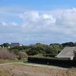 Und hier die 3 Granitblöcke mit dem 4. obenauf (linkes Haus, rechts daneben)