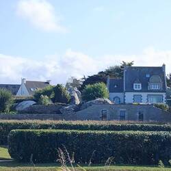 Felsformation mitten im Grundstück...hier Normalität