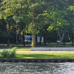 Stellplatz von Wasser aus gesehen