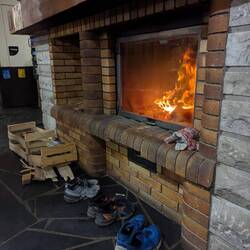 Der Kamin sorgt in der Refuge de l’Orgère für wohlige Wärme.