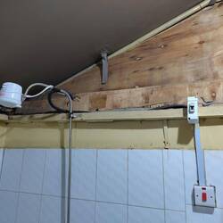 Duschi mit Warmwasser Schalter, het gad aues Metallige ungr Strom gsetzt, auso zuedräie nüme müglech