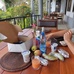 Zmittag vode Safari im fancy Hotel, s Personal hets emu lustig gfunde