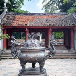 großer bronzener Räucherkessel mit Drachen 🐉, das Tor dahinter führt in den vierten Innenhof