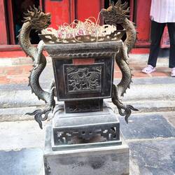 zwischen dem Altar und dem Hauptschrein