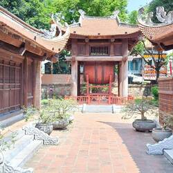 im fünften Hof angekommen, im Hintergrund die große Trommel, die für Zeremonien geschlagen wird