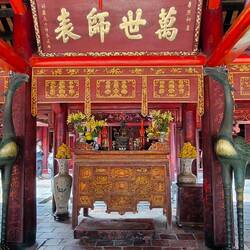 im vierten Innenhof der prächtige Altar, rechts und links bronzene Kraniche auf Schildkröten