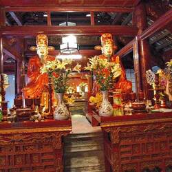 der Hauptschrein mit Schülern und Gelehrten