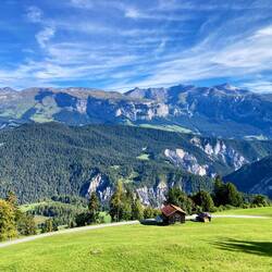 Im Aufstieg nach Ober Dutjen - Blick über die Rheinschlucht und das Flimser Bergsturzgebiet