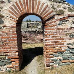 A to łaźnie z II w n.e. a w tle całkiem współczesny dom